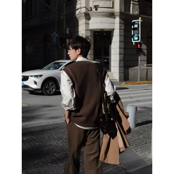 エンハイプン・ジェイクインスピレーション – 茶色の V ネックニットベスト