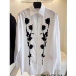 白いボタンダウンローズプリントシャツ – エンハイプン・ジョンウォンインスピレーション