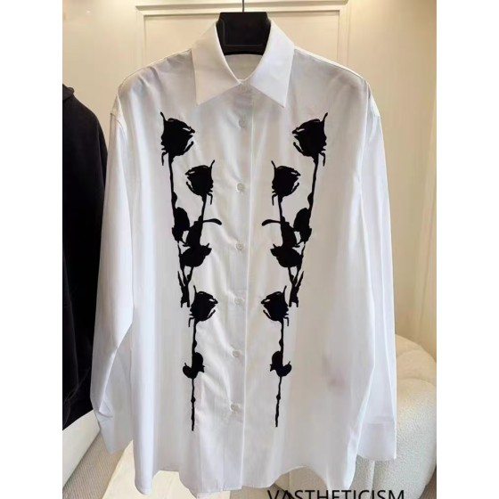 白いボタンダウンローズプリントシャツ – エンハイプン・ジョンウォンインスピレーション