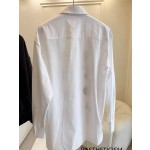 白いボタンダウンローズプリントシャツ – エンハイプン・ジョンウォンインスピレーション