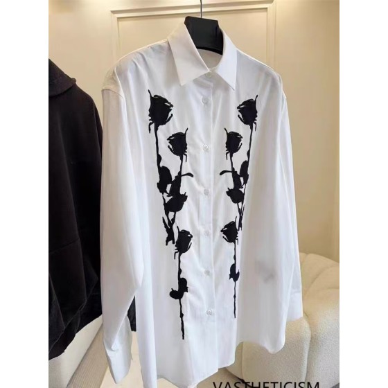 白いボタンダウンローズプリントシャツ – エンハイプン・ジョンウォンインスピレーション