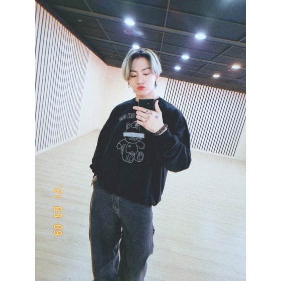 黒猫ネックスウェットシャツ- jungkook-clothing