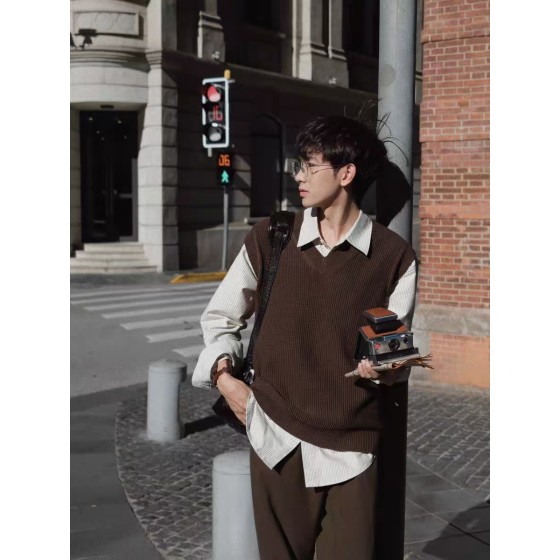 エンハイプン・ジェイクインスピレーション – 茶色の V ネックニットベスト