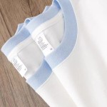 白いクルーネック T シャツ（青いトリム付き）– エンハイプン・ソンフンインスピレーション