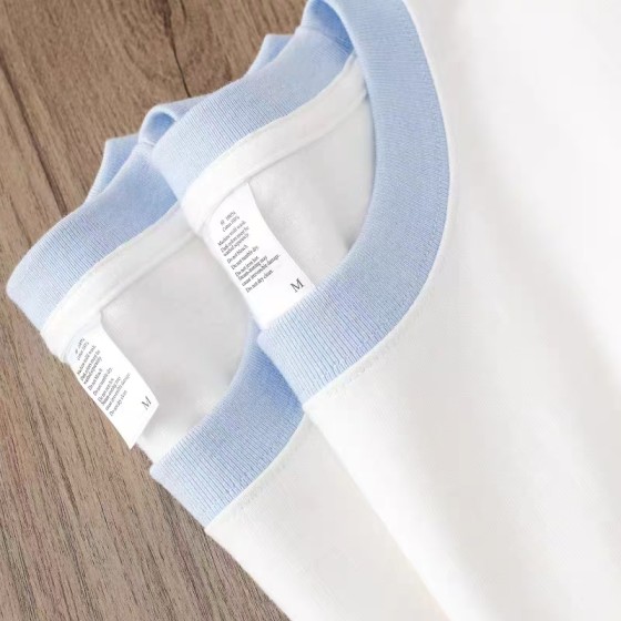 白いクルーネック T シャツ（青いトリム付き）– エンハイプン・ソンフンインスピレーション