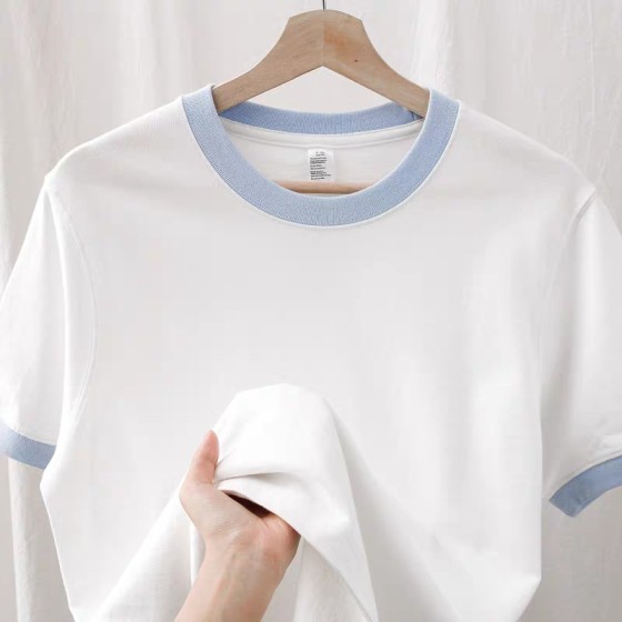 白いクルーネック T シャツ（青いトリム付き）– エンハイプン・ソンフンインスピレーション