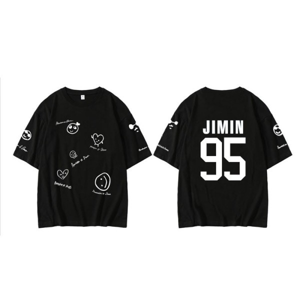 ステージ上の黒い半袖tシャツptd bts kpop衣装