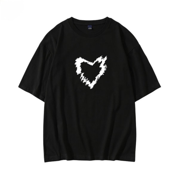 ブラックのハートプリント入り半袖tシャツstray kids—kpop inspoの衣装