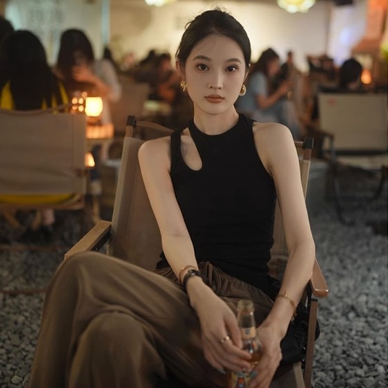 デザイナーブラック非対称ストラップカジュアルトップストレイ・キッズ- kpop inspo衣装