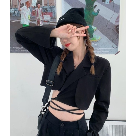 gala stray kidsのための腰をcinchingクロップブレザー- kpop inspo衣装