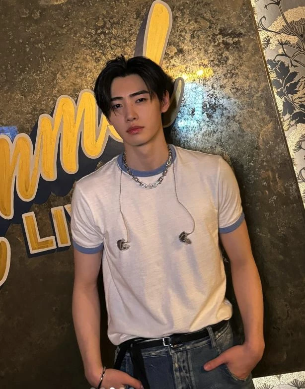 白いクルーネック T シャツ（青いトリム付き）– エンハイプン・ソンフンインスピレーション